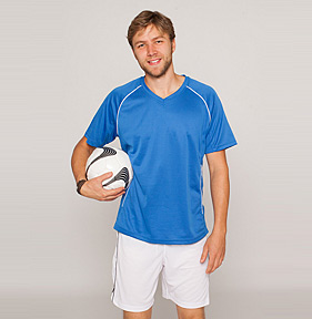 Mann trägt Fußballshorts - Vorschau