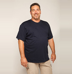 Mann trägt übergroßes T-Shirt - Vorschau