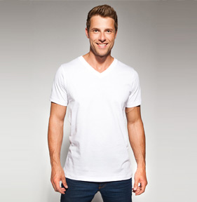 Mann trägt V-Ausschnitt T-Shirt - Vorschau