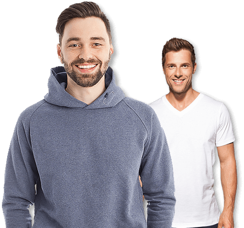 Männer tragen Bio Pullover und T-Shirt